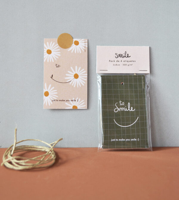 Etiquetas modelo smile para complementar tus regalos
